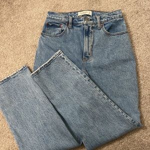 Abercrombie 90s Straight Ultra High Rise Jeans - Curve Love - 27S - Medium Wash